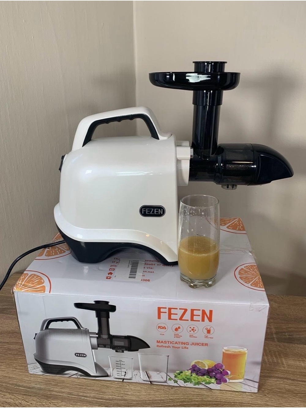 White and Black Masticating Juicer - Slow Cold Press Juicer